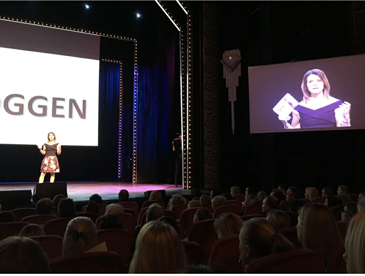 Christine Otterstad holder foredrag om psykisk helse på en stor scene